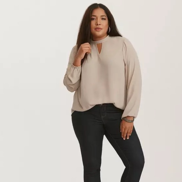 Torrid Taupe Georgette Mock Neck Blouse Tie-Back Cutout Size 1 (NWT) - Picture 3 of 9